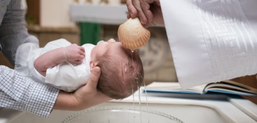 Co powinna ubrać na chrzest mama karmiąca piersią – najmodniejsze propozycje