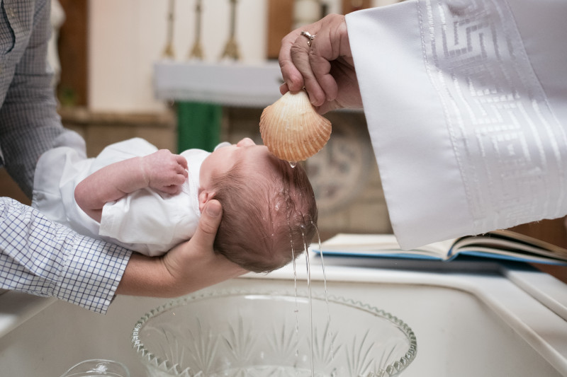 Co powinna ubrać na chrzest mama karmiąca piersią – najmodniejsze propozycje