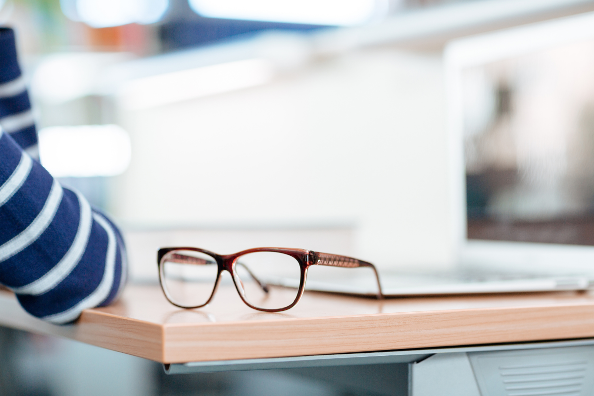 Dopłata i refundacja okularów przez pracodawcę – jakie trzeba spełnić warunki?